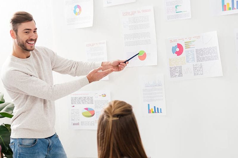 team-discussing-about-experiential-marketing (1)